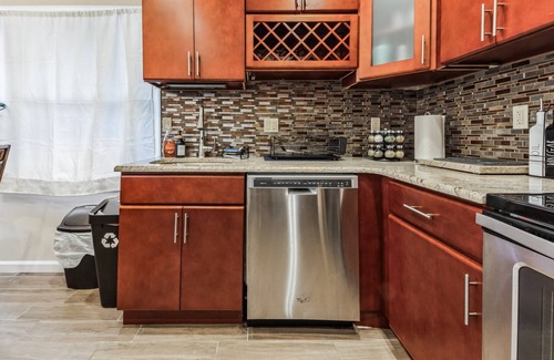 Levittown Casa | Charming Getaway: King Bed/3 TVs/Large Backyard/Centrally Located - New Listing!