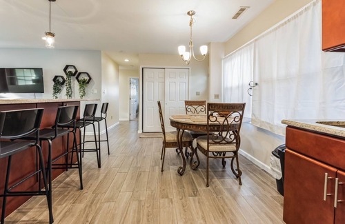 Levittown Casa | Charming Getaway: King Bed/3 TVs/Large Backyard/Centrally Located - New Listing!