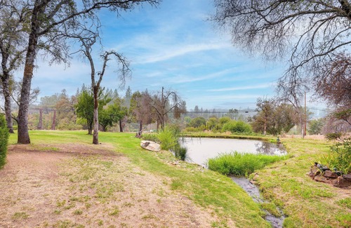 Cedar Ridge Apartamento | Charming Grass Valley Studio w/ Deck & Pond Access