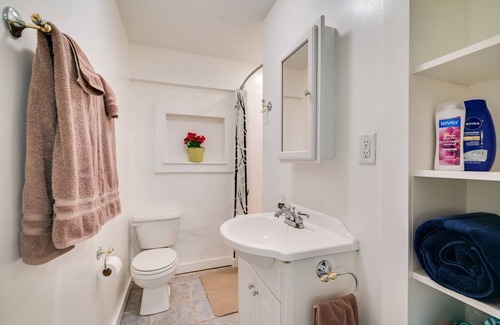 Great Cacapon Cabina | Charming Great Cacapon Cabin w/ Screened-In Porch!