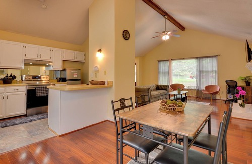 Greensboro Casa | Charming Greensboro Retreat w/ Cozy Fireplace!