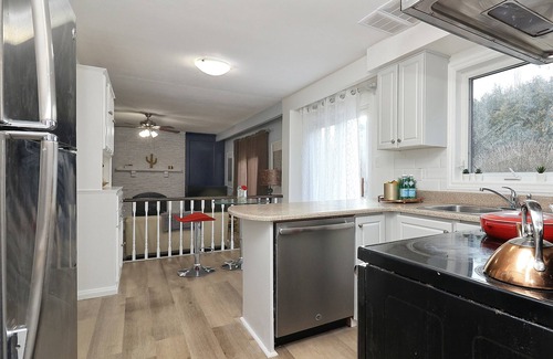 Oakville Casa | Charming Group Getaway Home Near the Lake – Perfect for Holidays & Reunions!