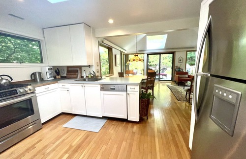 Vineyard Haven Casa | Charming Guest House near Lambert's Cove Beach