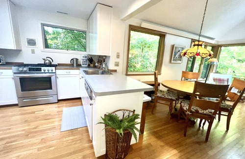Vineyard Haven Casa | Charming Guest House near Lambert's Cove Beach