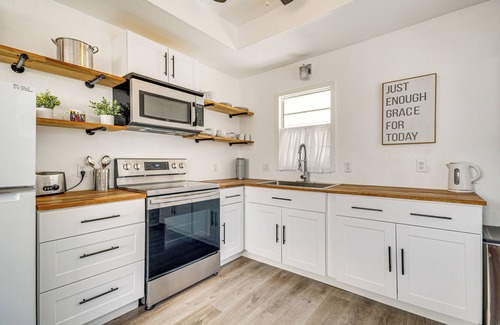 Long Beach Cabaña | Charming Gulf Coast Cottage - 1 Mile to the Coast!