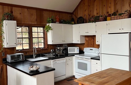 Northwest Harbor Cabaña | Charming Hamptons Cape Cod - Pool, Hot Tub, Close to Harbor/Bay Beaches