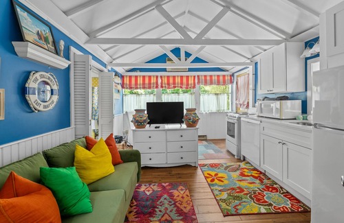 Springs Cabaña | Charming Hamptons cottage with private deck & full kitchen - walk to beach