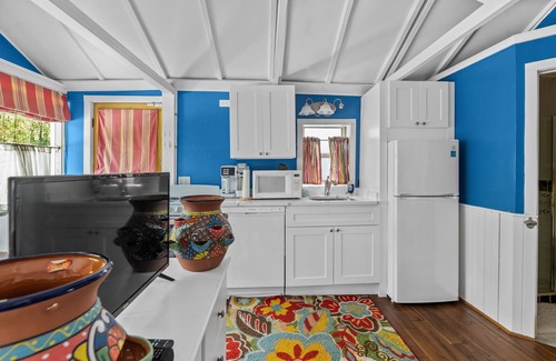 Springs Cabaña | Charming Hamptons cottage with private deck & full kitchen - walk to beach