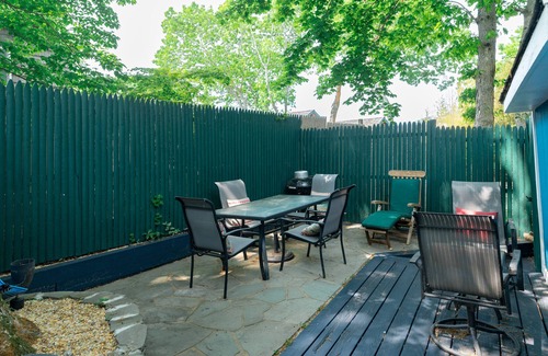 Springs Cabaña | Charming Hamptons cottage with private deck & full kitchen - walk to beach