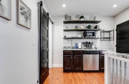 Church Hill Apartamento | Charming, Happy 1-Bed Oasis: RVA Retreat Awaits!