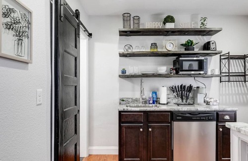 Church Hill Apartamento | Charming, Happy 1-Bed Oasis: RVA Retreat Awaits!