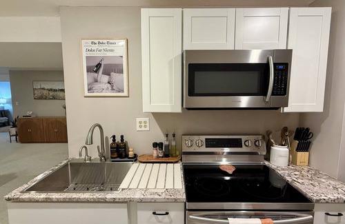 South Kansas City Apartamento | Charming Hearthstone Flat: Your Chic KC Hideaway