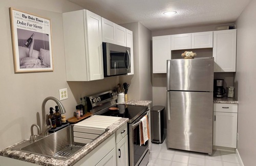 South Kansas City Apartamento | Charming Hearthstone Flat: Your Chic KC Hideaway