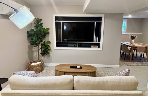 South Kansas City Apartamento | Charming Hearthstone Flat: Your Chic KC Hideaway
