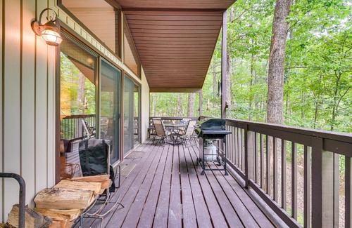The Woods Casa | Charming Hedgesville Retreat with Deck and Fireplace!