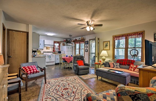 Penrose Cabaña | Hendersonville Cottage con encanto w / Porches y vistas!