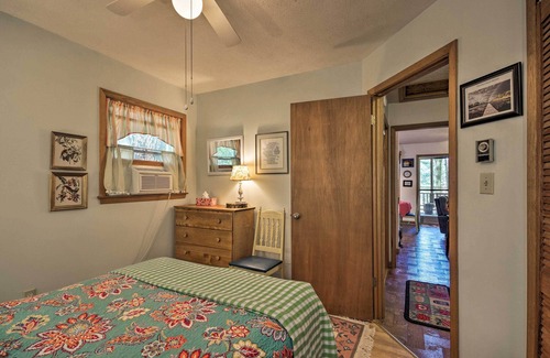 Penrose Cabaña | Hendersonville Cottage con encanto w / Porches y vistas!