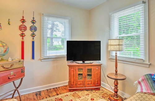 Lakeside Cabaña | Charming Henrico Cottage w/ Yard + Fire Pit!
