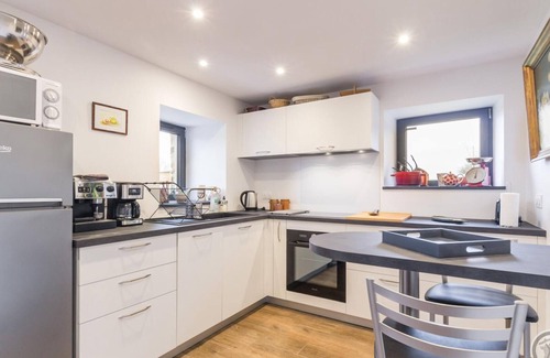 Portbail Cabaña | Casa acogedora para dos en colina con vistas, jardín privado y cocina equipada