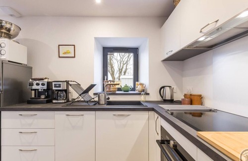 Portbail Cabaña | Casa acogedora para dos en colina con vistas, jardín privado y cocina equipada