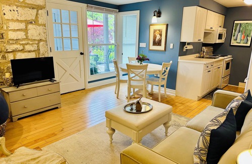 Amherstview Casa | Charming historic 2-bedroom coachhouse in Kingston