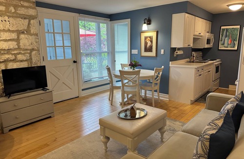 Amherstview Casa | Charming historic 2-bedroom coachhouse in Kingston