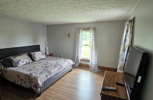 Rock Creek Otro | Charming & Historic 4-bedroom Farmhouse in Rock Creek with HVAC, WiFi