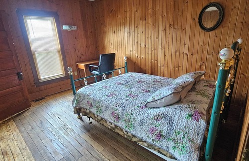 Rock Creek Otro | Charming & Historic 4-bedroom Farmhouse in Rock Creek with HVAC, WiFi