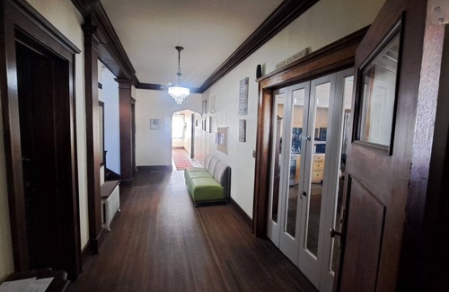 Wausau Cama Y Desayuno | Charming, historic bed & breakfast in Pleasant Wausau with AC, WiFi