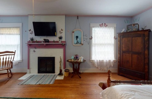 Wausau Cama Y Desayuno | Charming, Historic bed & breakfast in awesome Wausau with WiFi, AC & parking