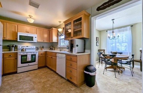 Dayton Cabaña | Charming Historic Cottage on Vineyard