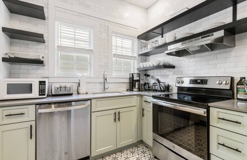Cannonborough Elliotborough Casa | Charming Historic Downtown Abode! King Street