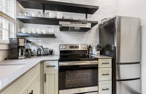 Cannonborough Elliotborough Casa | Charming Historic Downtown Abode! King Street