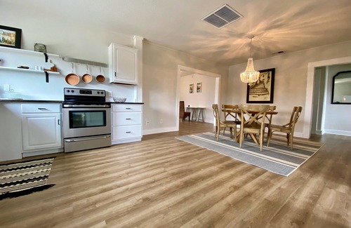 Southeast Pensacola Apartamento | Charming historic family friendly 3BR — 15 min from the beach!
