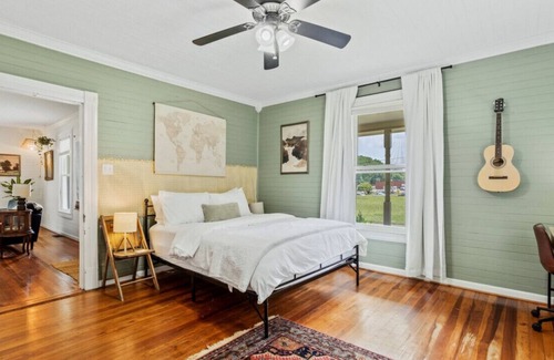 Hurdle Mills Casa | Charming historic farm house