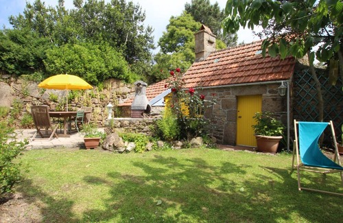 Fermanville Cabaña | Casa histórica renovada con jardín, cerca del puerto y ideal para desconectar.
