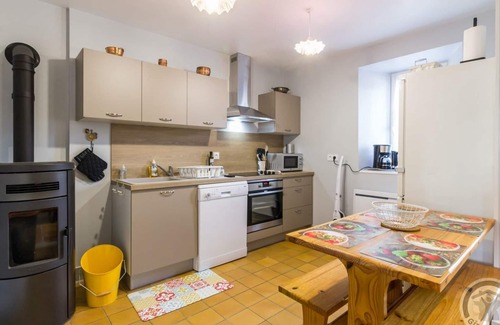 Varouville Cabaña | Casa acogedora en pueblo tranquilo del Cotentin con patio, terraza, y encanto rústico para vacaciones.