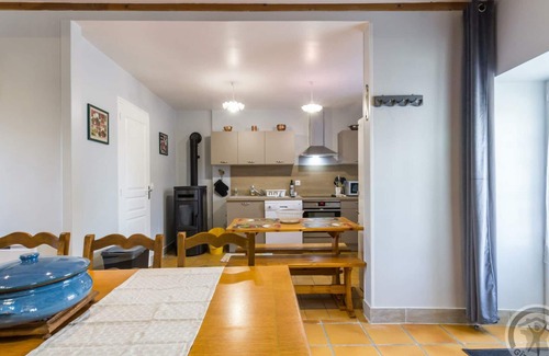 Varouville Cabaña | Casa acogedora en pueblo tranquilo del Cotentin con patio, terraza, y encanto rústico para vacaciones.