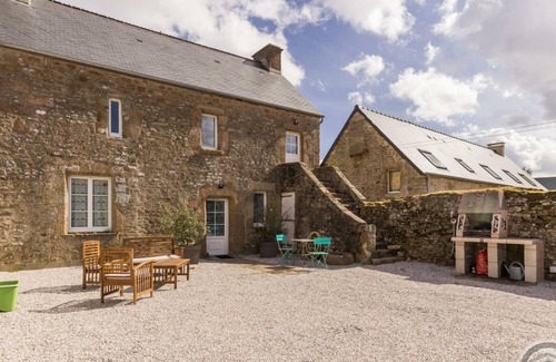 Varouville Cabaña | Casa acogedora en pueblo tranquilo del Cotentin con patio, terraza, y encanto rústico para vacaciones.