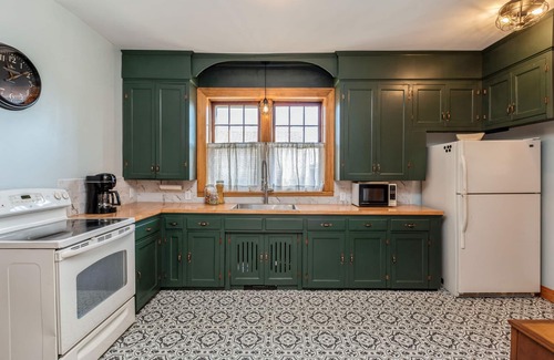 Chaska Casa | Charming Historic Home. Large 5 bed 2 bath- close to everything