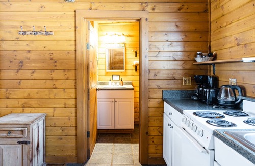 Pitkin County Cabina | Charming Historic Mountain Cabin at Dreamy Art & Nature Retreat Center