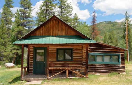 Pitkin County Cabina | Charming Historic Mountain Cabin at Dreamy Art & Nature Retreat Center
