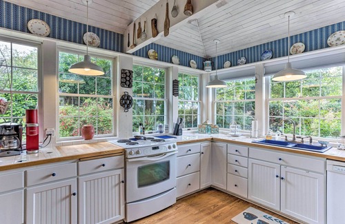 Federal Way Casa | Charming Historic Retreat Near Poverty Bay!