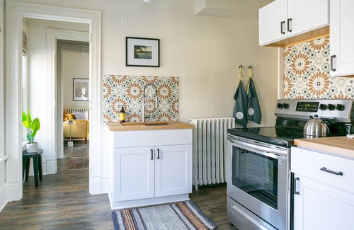 Oconomowoc Apartamento | Stylish Historic Upper Steps from Downtown, Shops + Holiday Festivities