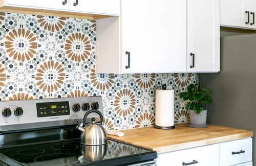 Oconomowoc Apartamento | Stylish Historic Upper Steps from Downtown, Shops + Holiday Festivities