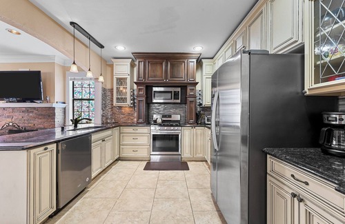 Oak Lawn Casa | Charming Historic Yellow House in Gated Community - Perfect Dallas Getaway