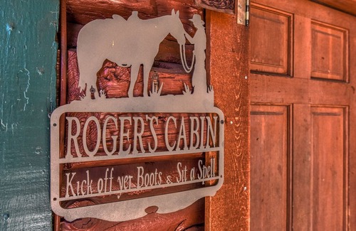 Parks Cabina | Charming & Historical 1 Room Log Cabin / Forest Views/ 20 minutes from Flagstaff