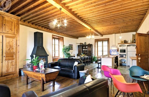 Sauvain Cabaña | Amplia casa con encanto, 4 habitaciones temáticas, jardín y actividades, ideal para familias.