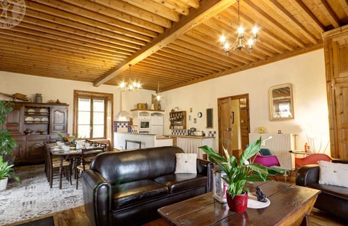 Sauvain Cabaña | Amplia casa con encanto, 4 habitaciones temáticas, jardín y actividades, ideal para familias.