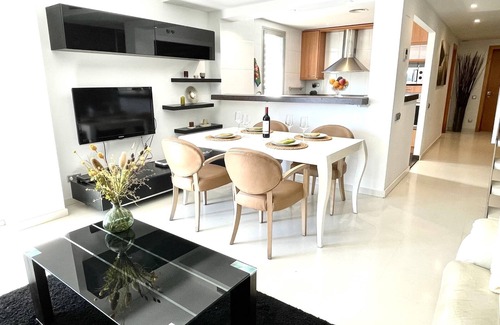 Sant Pere de Ribes Apartamento | Encantadora casa con la mejor piscina de la comarca. vilanovaapartments
